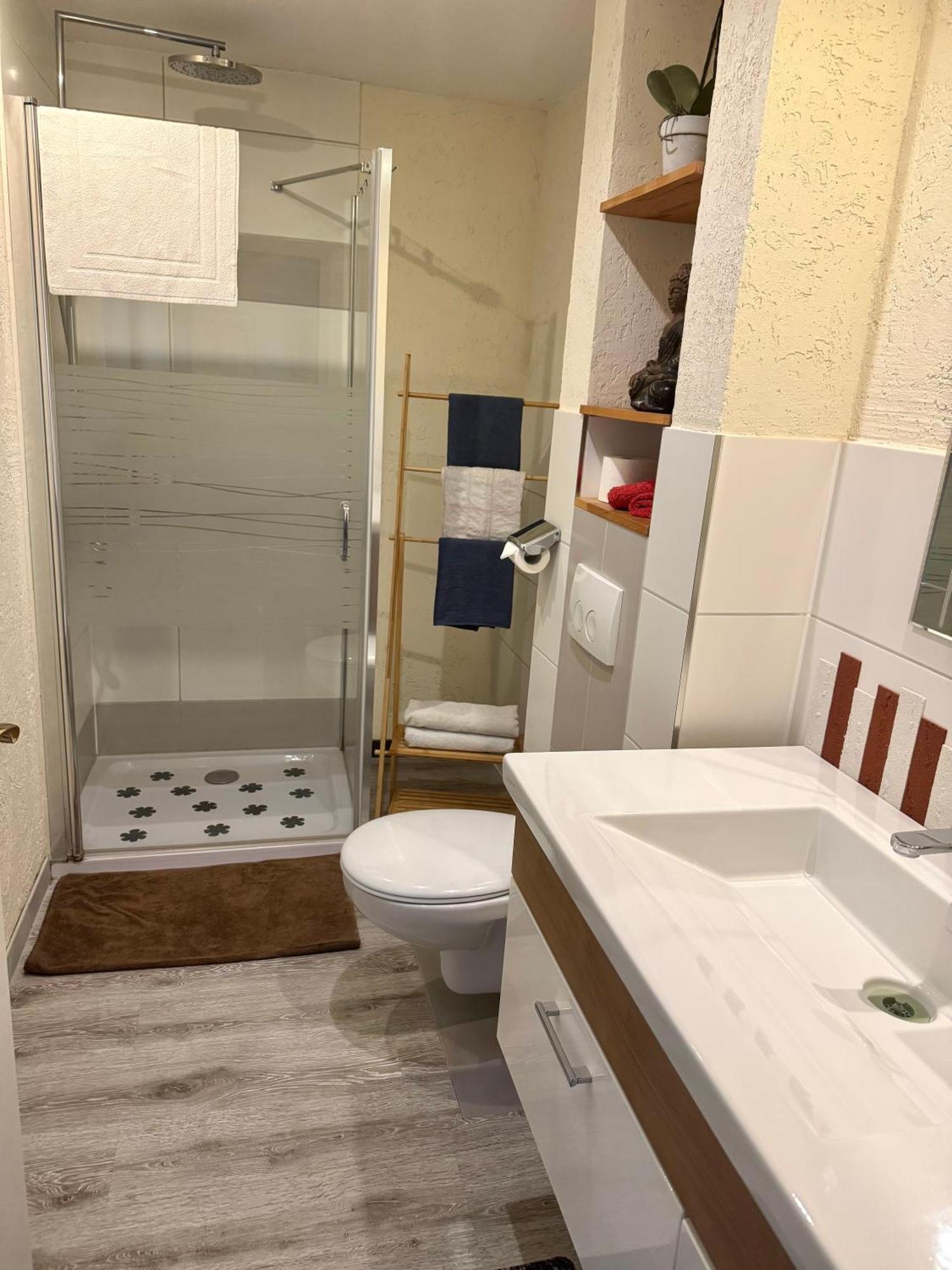 Wohnung Mit Charme, Netflix Райнщетен Екстериор снимка